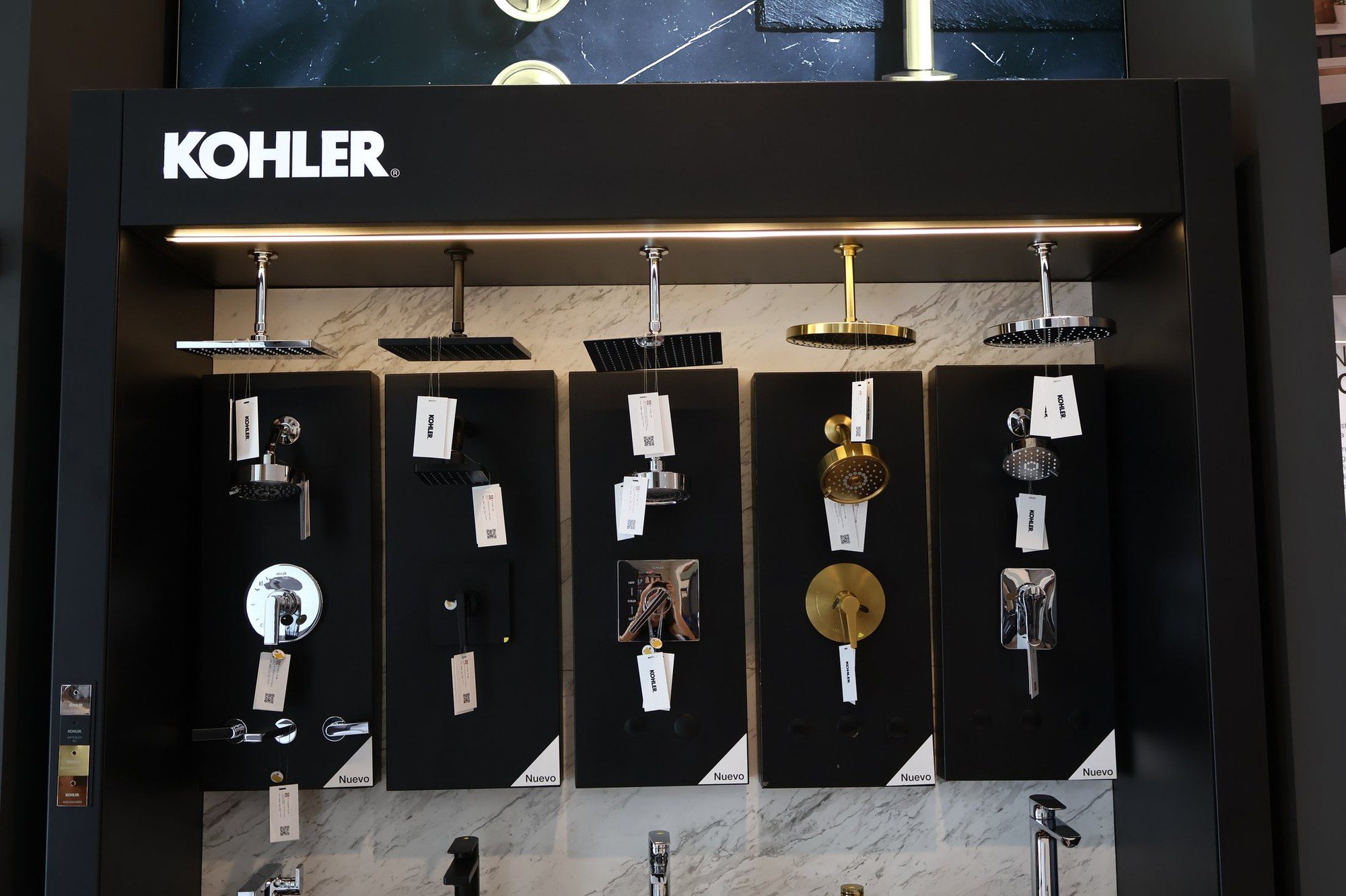 Exhibidor Kohler para regaderas y accesorios