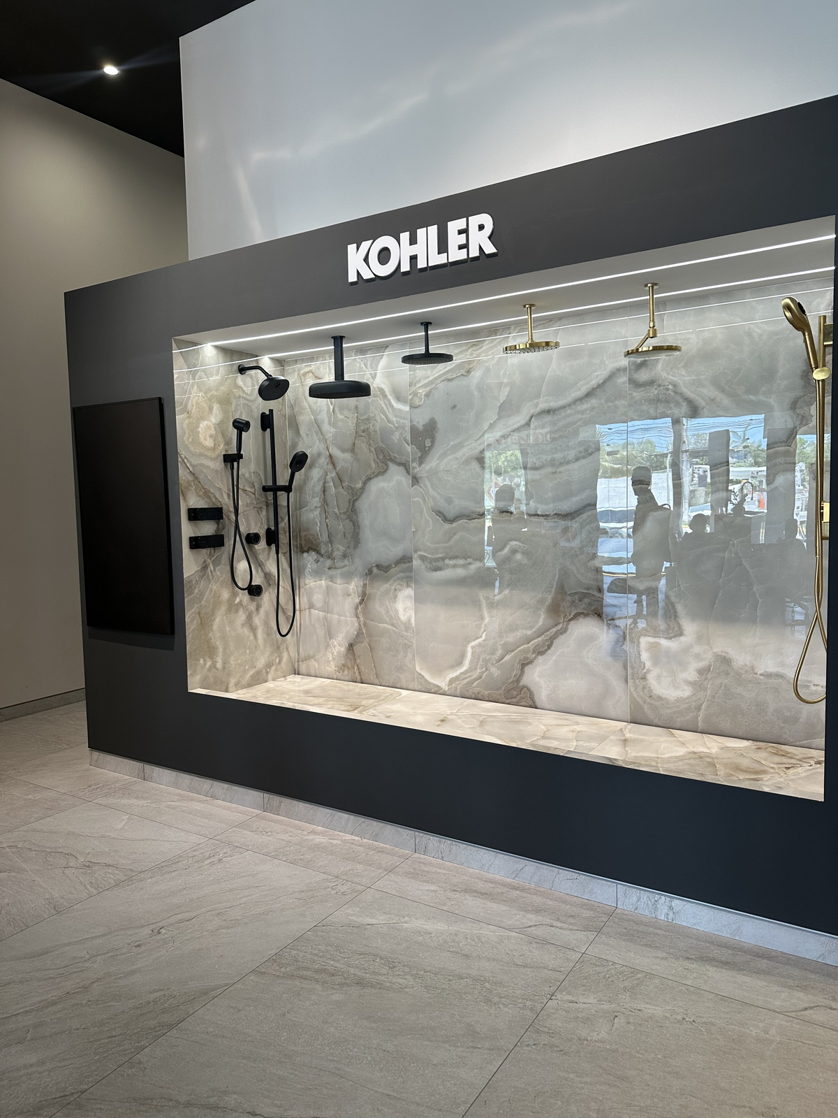 Cubículo Kohler Showering con muro de porcelanato en Interceramic Vallarta