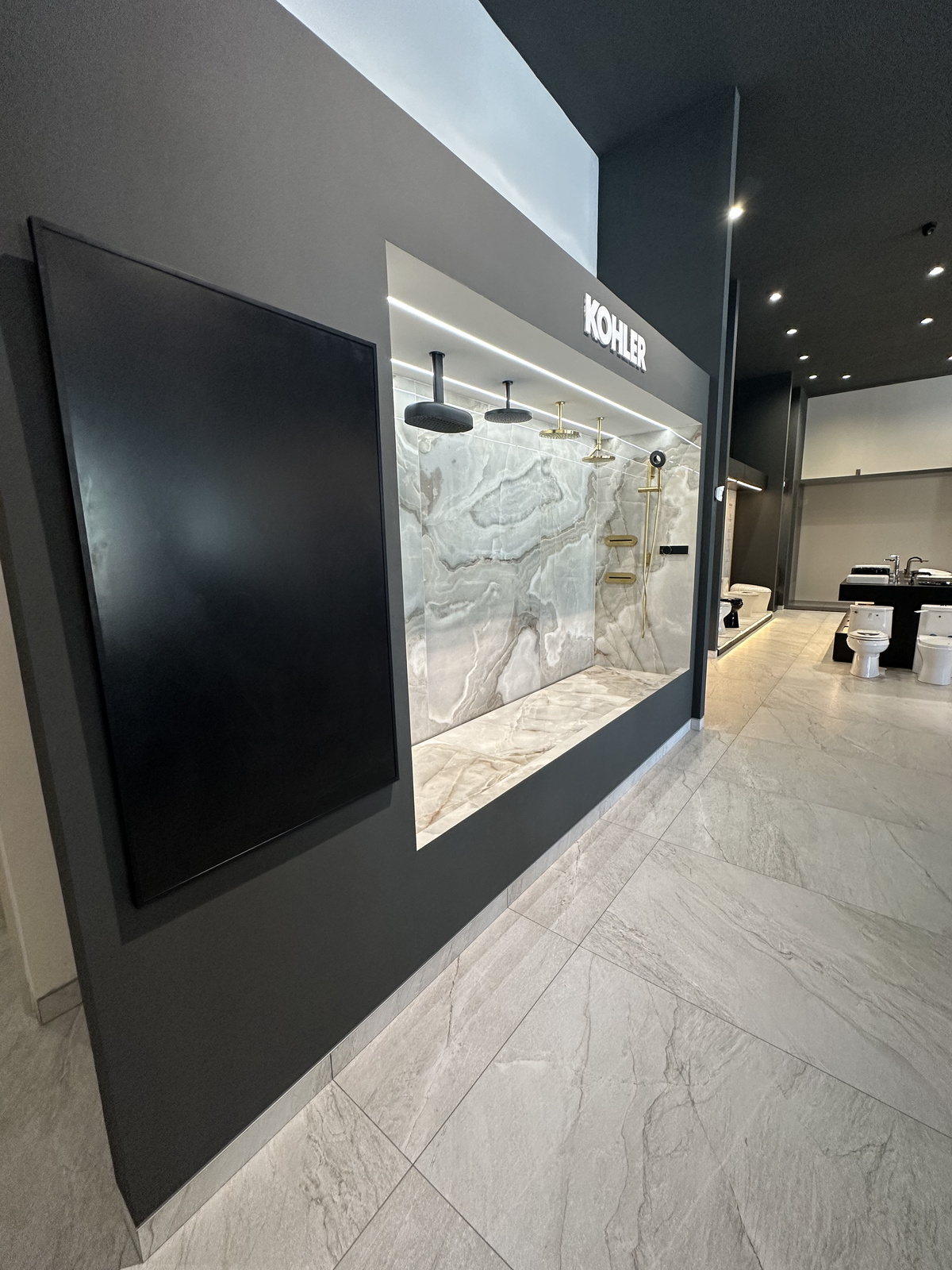 Grifería premium Kohler montada en columna de ducha