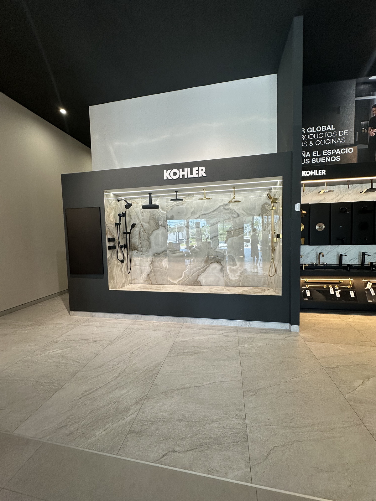 Área Kohler Showering dentro de tienda Interceramic Puerto Vallarta